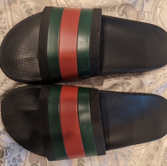 pre owned gucci slides